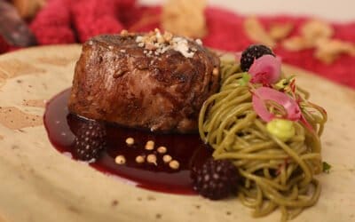Filete en Salsa de Moras con Pasta Fresca de Espinaca y Cebollitas Encurtidas