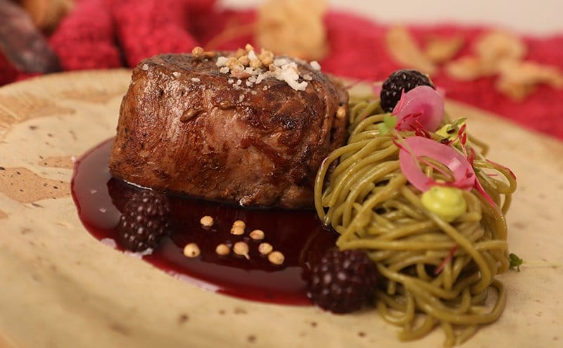 Filete en Salsa de Moras con Pasta Fresca de Espinaca y Cebollitas Encurtidas