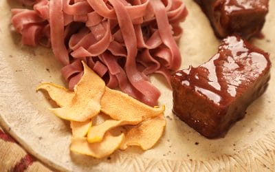 Plateada a las finas hierbas en su jugo acompañada de pasta de betarraga