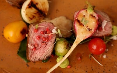 Lomo de vacuno en pimienta rosada acompañado de vegetales asados