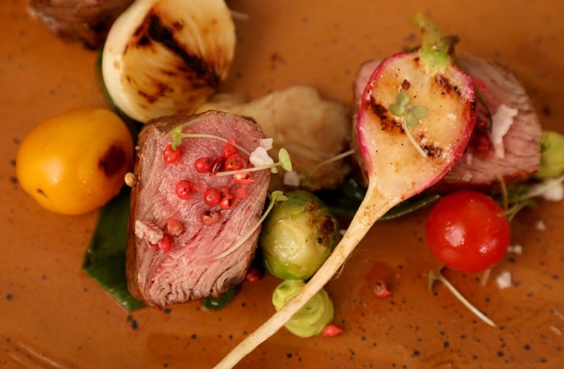 Lomo de vacuno en pimienta rosada acompañado de vegetales asados